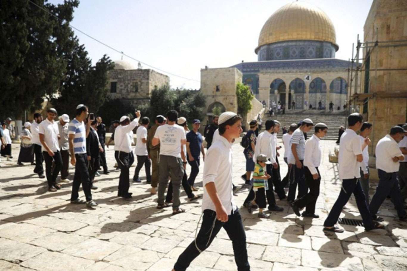 Zionist settlers defile Aqsa Mosque in Jerusalem